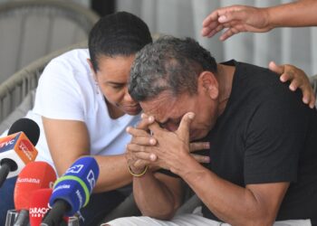 Luis Manuel Diaz, father of Liverpool's forward Luis Diaz, is consoled by his wife Cilenis Marulanda during a press conference at his house in Barrancas, Colombia on November 10, 2023. Colombia's ELN guerrilla group on Thursday freed the father of Liverpool footballer Luis Diaz, ending a 12-day kidnapping ordeal and triggering celebration in his hometown. After days of negotiations for the handover, the rebels presented Luis Manuel Diaz to humanitarian workers at an undisclosed location in the Serrania del Perija mountain range on the border with Venezuela. (Photo by Daniel Munoz / AFP)