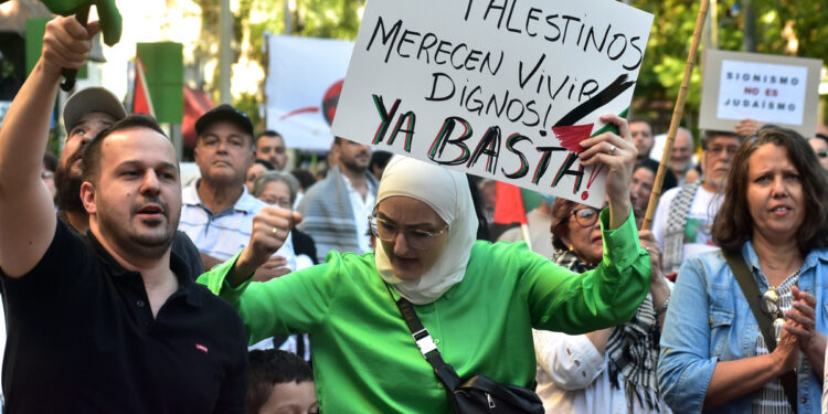 Personas se manifiestan a favor de Palestina hoy, en Asunción (Paraguay). EFE/ Daniel Piris