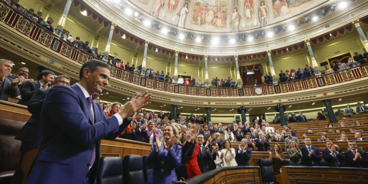 El secretario general del PSOE, Pedro Sánchez, ha sido reeligedo como presidente del Gobierno `por mayoría absoluta. EFE/Javier Lizon