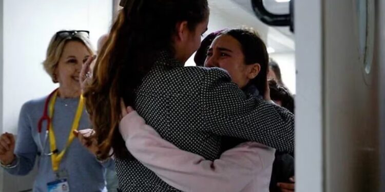 Sahar Calderón, derecha, abraza a su madre en el hospital Ichilov tras ser liberada del cautiverio de Hamas este lunes (Fuerzas de Defensa de Israel)