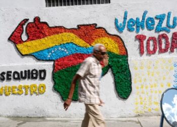 Un hombre camina frente a un mural de Venezuela con el territorio de Esequibo incluido en Caracas, el 29 de noviembre de 2023.
