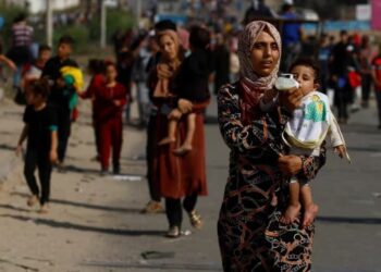 El nuevo corredor permitirá que la ruta costera se sume como corredor seguro para los civiles que huyen de los combates entre terroristas de Hamas y el Ejército de Israel (REUTERS/Ibraheem Abu Mustafa)