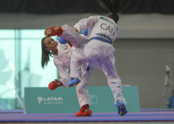 EVE4741. SANTIAGO (CHILE), 04/11/2023.- Yorgelis Salazar (i) de Venezuela enfrenta a Yamina Lahyanssa de Canadá en la final de karate -50kg hoy, durante los Juegos Panamericanos 2023 en Santiago (Chile).- EFE/ Lucas Aguayo Araos