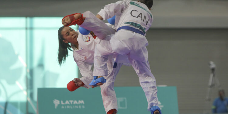 EVE4741. SANTIAGO (CHILE), 04/11/2023.- Yorgelis Salazar (i) de Venezuela enfrenta a Yamina Lahyanssa de Canadá en la final de karate -50kg hoy, durante los Juegos Panamericanos 2023 en Santiago (Chile).- EFE/ Lucas Aguayo Araos