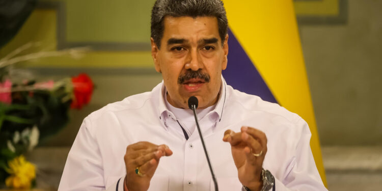 AME7808. CARACAS (VENEZUELA), 18/11/2023.- El presidente de Venezuela, Nicolás Maduro, participa durante una reunión con el presidente de Colombia, Gustavo Petro (fuera de cuadro) hoy, en Caracas (Venezuela). Los presidentes de Venezuela y Colombia, Nicolás Maduro y Gustavo Petro, respectivamente, se han reunido este sábado en Caracas, por cuarta vez en privado en los últimos 15 meses, para abordar temas que afectan a estas naciones vecinas, entre ellos la migración y los riesgos de una sequía. EFE/ Miguel Gutiérrez