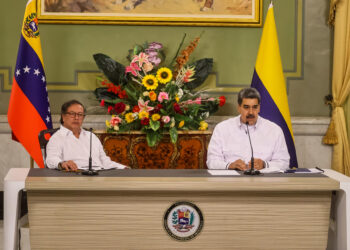 AME7808. CARACAS (VENEZUELA), 18/11/2023.- El presidente de Venezuela, Nicolás Maduro (d) y el presidente de Colombia, Gustavo Petro, hablan al término de una reunión hoy, en Caracas (Venezuela). Los presidentes de Venezuela y Colombia, Nicolás Maduro y Gustavo Petro, respectivamente, se han reunido este sábado en Caracas, por cuarta vez en privado en los últimos 15 meses, para abordar temas que afectan a estas naciones vecinas, entre ellos la migración y los riesgos de una sequía. EFE/ Miguel Gutiérrez