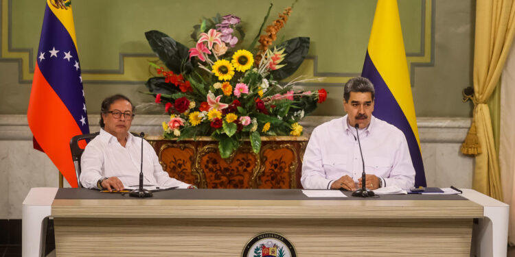 AME7808. CARACAS (VENEZUELA), 18/11/2023.- El presidente de Venezuela, Nicolás Maduro (d) y el presidente de Colombia, Gustavo Petro, hablan al término de una reunión hoy, en Caracas (Venezuela). Los presidentes de Venezuela y Colombia, Nicolás Maduro y Gustavo Petro, respectivamente, se han reunido este sábado en Caracas, por cuarta vez en privado en los últimos 15 meses, para abordar temas que afectan a estas naciones vecinas, entre ellos la migración y los riesgos de una sequía. EFE/ Miguel Gutiérrez