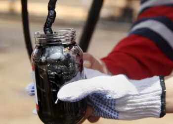 Un trabajador recolecta una muestra de crudo en un pozo petrolero de la estatal PDVSA en Monagas, Venezuela. Fuente: Reuters.