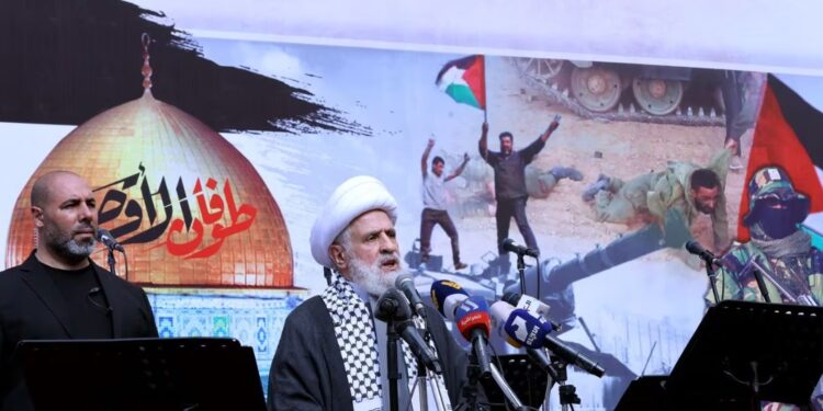 El subjefe del grupo militante chiíta libanés Hezbolá, jeque Naim Qassem, pronuncia un discurso durante una manifestación en Beirut el 13 de octubre de 2023. | Foto: AFP