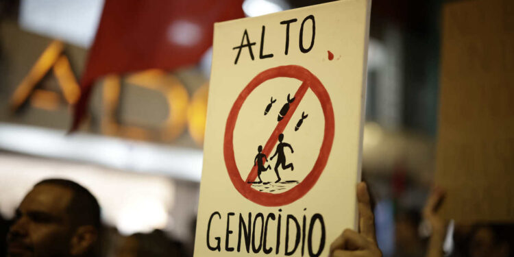 Cientos de personas marchan hoy a favor de la libertad del pueblo palestino y contra los bombardeos israelíes sobre Gaza, en San José (Costa Rica). EFE/Jeffrey Arguedas