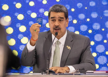 AME2032. CARACAS (VENEZUELA), 04/12/2023.- El presidente de Venezuela, Nicolás Maduro, habla durante un acto en el Consejo Nacional Electoral (CNE) hoy, en Caracas (Venezuela). Maduro aseguró este lunes tener "un plan" para "recuperar los derechos históricos" que -afirmó- tiene su país sobre el Esequibo, un territorio de casi 160.000 kilómetros cuadrados en disputa con Guyana, aunque no dio ningún detalle sobre la estrategia para lograr este objetivo. EFE/ Rayner Peña R.
