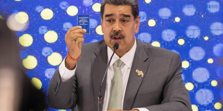 AME2032. CARACAS (VENEZUELA), 04/12/2023.- El presidente de Venezuela, Nicolás Maduro, habla durante un acto en el Consejo Nacional Electoral (CNE) hoy, en Caracas (Venezuela). Maduro aseguró este lunes tener "un plan" para "recuperar los derechos históricos" que -afirmó- tiene su país sobre el Esequibo, un territorio de casi 160.000 kilómetros cuadrados en disputa con Guyana, aunque no dio ningún detalle sobre la estrategia para lograr este objetivo. EFE/ Rayner Peña R.