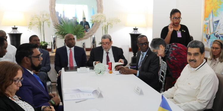 AME4279. ARGYLE (SAN VICENTE Y LAS GRANADINAS), 14/12/2023.- Fotografía cedida por la oficina de Prensa de Miraflores que muestra al presidente venezolano, Nicolás Maduro (d), durante su reunión con el mandatario de Guyana, Irfaan Ali (2i), acompañados por el primer ministro de San Vicente y las Granadinas, Ralph Gonsalves (c-d), hoy, en Argyle, cerca de Kingstown (San Vicente y las Granadinas). Los presidentes de Venezuela, Nicolás Maduro, y de Guyana, Irfaan Ali, comenzaron, pasadas las 14:00 hora local (18:00 GMT), la reunión pautada para este jueves en San Vicente y las Granadinas, donde abordan la disputa que mantienen sus respectivos países por la Guayana Esequiba, un territorio de unos 160.000 kilómetros cuadrados. EFE/ Prensa Miraflores SÓLO USO EDITORIAL/SÓLO DISPONIBLE PARA ILUSTRAR LA NOTICIA QUE ACOMPAÑA (CRÉDITO OBLIGATORIO)