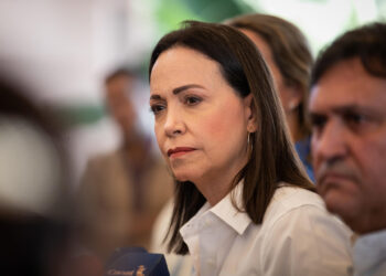AME2413. CARACAS (VENEZUELA), 06/12/2023.- La opositora Maria Corina Machado participa en una rueda de prensa, hoy, en Caracas (Venezuela). La candidata de la principal coalición opositora de Venezuela, María Corina Machado, manifestó este miércoles que no tiene "nada que recurrir" ante el Tribunal Supremo de Justicia (TSJ), "por ahora", para que la habilite para participar en las elecciones presidenciales de 2024, para las que, actualmente, está vetada por decisión de la Contraloría General. EFE/ Rayner Peña R