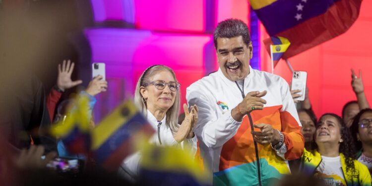 AME1881. CARACAS (VENEZUELA), 03/12/2023.- El presidente de Venezuela, Nicolás Maduro (d), acompañado de la primera dama, Cilla Flores, participa en un acto de celebración tras el referéndum consultivo por El Esequibo, hoy, en Caracas (Venezuela). Maduro anunció este domingo una nueva y "poderosa" etapa en la disputa territorial con Guyana, luego de conocerse los resultados del referendo no vinculante celebrado en el país, en el que la gran mayoría de electores respaldaron la propuesta de anexionar la zona bajo pleito al mapa nacional. EFE/ Miguel Gutiérrez