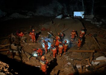 Haidong (China), 18/12/2023.- Rescuers at the scene in Caotan Village of Minhe Hui and Tu Autonomous County in Haidong City, northwest China's Qinghai Province, following an earthquake 19 December 2023. Eleven people have been confirmed dead in northwest China's Qinghai Province, after a 6.2-magnitude earthquake jolted the neighboring Gansu Province late Monday evening killing over 100, according to local authorities. (Terremoto/sismo) EFE/EPA/XINHUA / Zhang Hongxiang CHINA OUT / UK AND IRELAND OUT / MANDATORY CREDIT EDITORIAL USE ONLY EDITORIAL USE ONLY