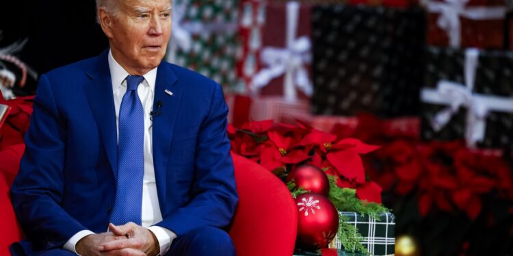 Washington (United States), 22/12/2023.- US President Joe Biden reacts as First Lady Jill Biden reads children and their family members Twas the Night Before Christmas at Children's National Hospital in Washington, DC, USA, 22 December 2023. US President Joe Biden and First Lady Jill Biden are visiting patients and families at the Children's National Hospital ahead of the Christmas holiday weekend. EFE/EPA/JULIA NIKHINSON / POOL