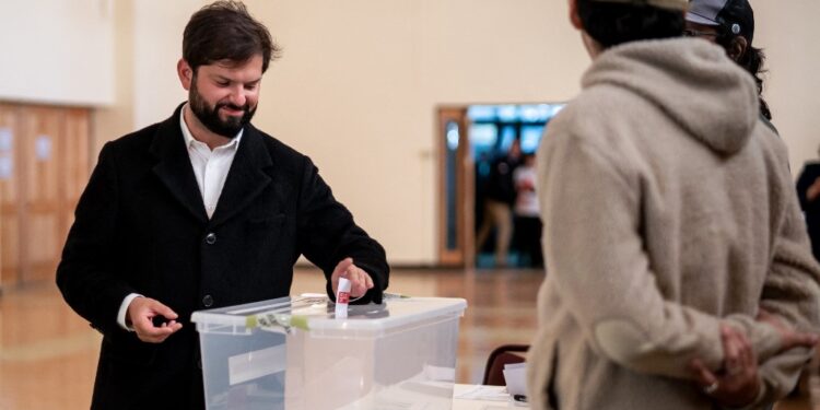 Handout picture released by Chile's presidency press office showing President Gabriel Boric casting his vote during the referendum for Chile's new constitution proposal, in Punta Arenas, Chile, on December 17, 2023. Chileans vote in a second referendum aimed at replacing the country's dictatorship-era constitution, with analysts saying the new proposal is even more conservative than the existing charter. The latest draft was overseen by the far-right Republican Party after voters roundly rejected a progressive version in September last year that attempted to enshrine environmental protections and the right to elective abortion. (Photo by Handout / Chilean Presidency / AFP) / RESTRICTED TO EDITORIAL USE - MANDATORY CREDIT "AFP PHOTO / CHILE'S PRESIDENCY" - NO MARKETING NO ADVERTISING CAMPAIGNS - DISTRIBUTED AS A SERVICE TO CLIENTS
