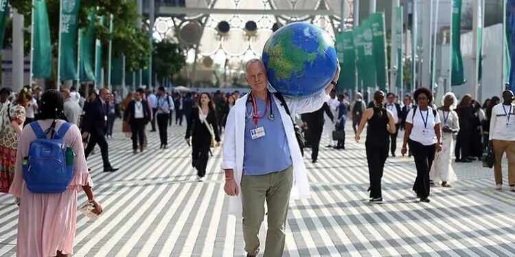 123 países firman Declaración de Clima y Salud en la COP28, comprometiéndose a centrar la salud en la acción climática, aunque sin abordar directamente los combustibles fósiles (UNFCC)