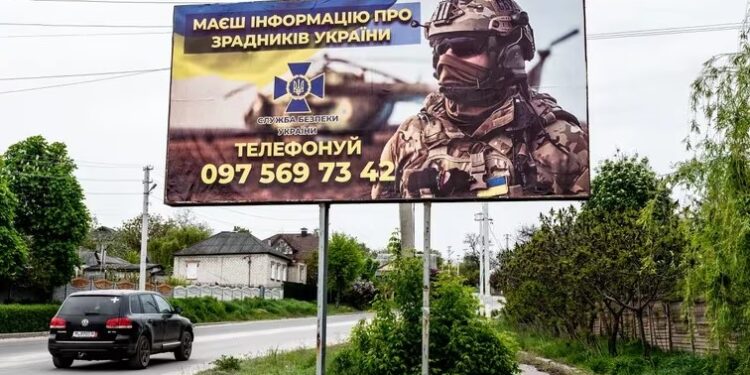 Valla publicitaria en Kupiansk, Ucrania, reclutando gente para unirse al ejército ucraniano (Europa Press)