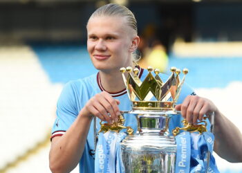 Manchester (United Kingdom), 21/05/2023.- Erling Haaland of Manchester City celebrates with the English Premier League trophy after the English Premier League match between Manchester City and Chelsea FC in Manchester, Britain, 21 May 2023. (Reino Unido) EFE/EPA/PETER POWELL EDITORIAL USE ONLY. No use with unauthorized audio, video, data, fixture lists, club/league logos or 'live' services. Online in-match use limited to 120 images, no video emulation. No use in betting, games or single club/league/player publications.