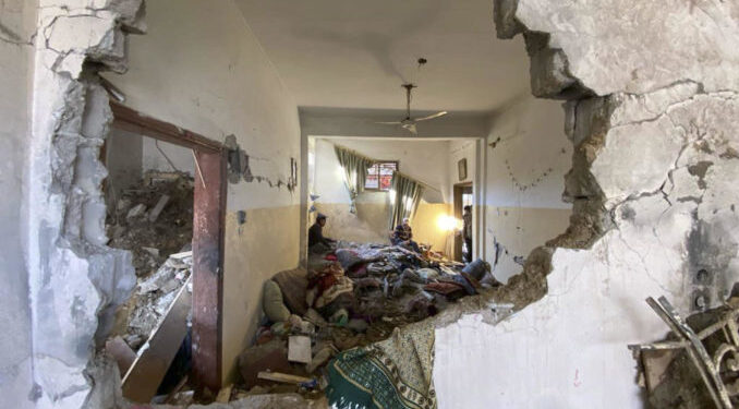 RAFAH (GAZA/JERUSALÉN), 19/12/2023.- Más de 200 gazatíes, la mayoría niños, murieron en las últimas 24 horas en la Franja de Gaza a causa de los ataques aéreos y de artillería del Ejército israelí en distintos puntos del enclave, incluidos 30 civiles en un bombardeo en Rafah, "zona humanitaria" en el extremo sur. "Los aviones y la artillería de ocupación israelíes continuaron bombardeando diversas zonas de la Franja de Gaza, tras una jornada sangrienta en la que murieron más de 200 ciudadanos, la mayoría niños", indicó Wafa citando diversas fuentes locales dentro del enclave. Los bombardeos israelíes se concentraron la madrugada del martes en Rafah y Jan Yunis, en el sur, así como en Deir al Balah, en el centro. EFE/Anas Baba