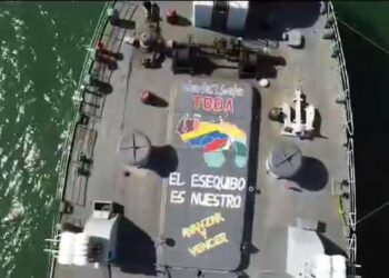 This handout picture released by the Venezuelan Armed Forces on December 29, 2023, shows a Venezuelan frigate with the inscription "Essequibo is ours" while conducting military exercises near the sea in dispute with Guyana. "To combat, let's go forward!" orders Venezuelan President Nicolas Maduro, followed by the broadcast of images of fighter jets and military frigates near the sea in dispute with Guyanaa show of force before a UK warship arrived in the area this Friday. (Photo by Handout / Venezuelan Armed Forces / AFP) / RESTRICTED TO EDITORIAL USE - MANDATORY CREDIT "AFP PHOTO /   VENEZUELAN ARMED FORCES" - NO MARKETING NO ADVERTISING CAMPAIGNS - DISTRIBUTED AS A SERVICE TO CLIENTS