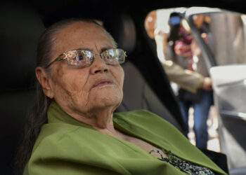 (FILES) The mother of convicted Mexican drug kingpin Joaquin "El Chapo" Guzman, Maria Consuelo Loera, leaves the US embassy in Mexico City where she arrived to apply for a visa to visit her son who is currently being held in a high-security prison in New York, on June 1, 2019. Maria Consuelo Loera, the mother of jailed Mexican drug lord Joaquin "El Chapo" Guzman, has died from health complications following a gall bladder surgery, local media reported on December 10, 2023. (Photo by Ronaldo SCHEMIDT / AFP)