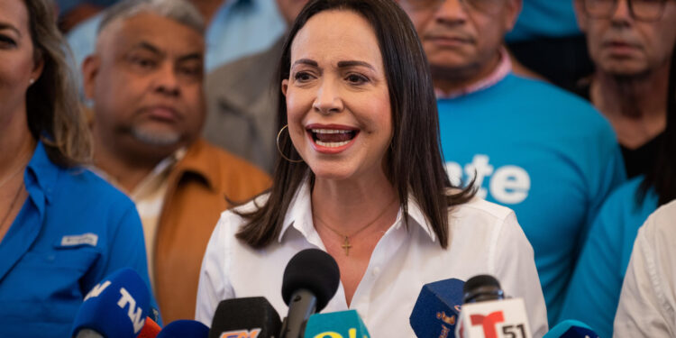 AME2413. CARACAS (VENEZUELA), 06/12/2023.- La opositora Maria Corina Machado habla durante una rueda de prensa, hoy, en Caracas (Venezuela). La candidata de la principal coalición opositora de Venezuela, María Corina Machado, manifestó este miércoles que no tiene "nada que recurrir" ante el Tribunal Supremo de Justicia (TSJ), "por ahora", para que la habilite para participar en las elecciones presidenciales de 2024, para las que, actualmente, está vetada por decisión de la Contraloría General. EFE/ Rayner Peña R