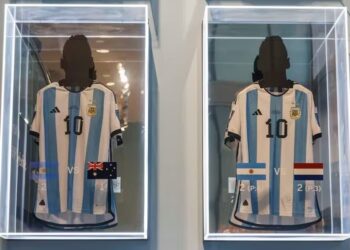 Dos de las seis camisetas con las que Messi jugó Qatar 2022, disponibles para pujas en Sotheby's Nueva York, y que podría batir la marca de la colección deportiva más cara que jamás se ha sacado a subasta (Foto: EFE/EPA/SARAH YENESEL)