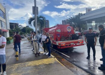 Personal del cuerpo de bomberos de Puerto Ordaz en labores de rescate.