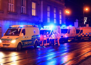 Praga (República Checa), 21/12/2023.- Miembros de los servicios de emergencia en el lugar del tiroteo en la Universidad Carolina, en el centro de Praga, este jueves. Según la policía Checa, varias personas han muerto y "docenas" han resultado heridas en Un incidente en la capital de la República Checa. EFE/MARTIN DIVISEK