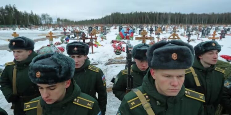Funeral de un mercenario del grupo Wagner en San Petersburgo. El ex soldado ruso que se ofreció a denunciar crímenes de guerra ante la CPI afirmó haber trabajado en esta compañía paramilitar (REUTERS/Igor Russak)