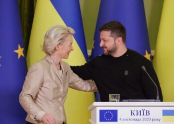 La presidenta de la Comisión Europea, Ursula von der Leyen, y el presidente ucraniano, Volodimr Zelensky. EFE/EPA/SERGEY DOLZHENKO 33483