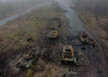 Esta imagen aérea muestra vehículos blindados rusos quemados en las afueras de Kiev (Ronaldo SCHEMIDT/AFP)