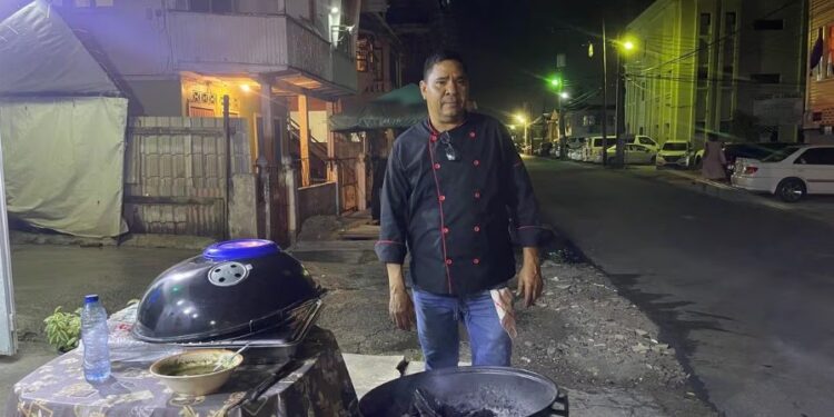 El cocinero venezolano del restaurante 'Spanish in GT', Daniel Contreras, en Georgetown (Guyana).
FOTO JUAN DIEGO QUESADA