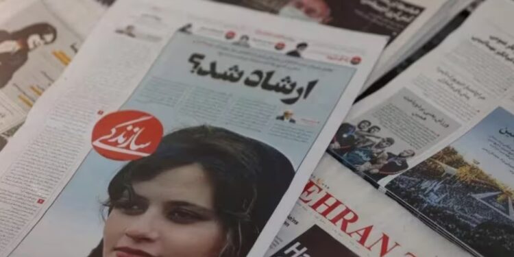 La muerte de Mahsa Amini desató una oleada de manifestaciones de protesta en todo Irán contra los líderes políticos y religiosos y así la joven de origen kurdo se convirtió en un símbolo de la lucha contra la obligatoriedad del velo (REUTERS)