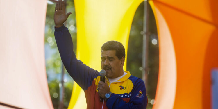AME1210. CARACAS (VENEZUELA), 01/12/2023.- El presidente de Venezuela, Nicolás Maduro, pronuncia hoy un discurso durante el cierre de campaña del referendo por el Esequibo, en Caracas (Venezuela). El presidente de Venezuela, Nicolás Maduro, cargó este viernes contra su homólogo de Guyana, Irfaan Ali, en el cierre de la campaña para el referendo del 3 de diciembre sobre la disputa territorial entre ambos países, una consulta que la Corte Internacional de Justicia (CIJ), con jurisdicción en la controversia, no pidió suspender, como dice Caracas que pretendía Georgetown. EFE/ MIGUEL GUTIÉRREZ