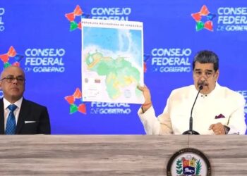 Nicolás Maduro sosteniendo un mapa de Venezuela con la zona de Guyana en un acto de gobierno en Caracas (EFE/Palacio de Miraflores)