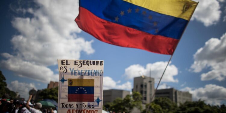 AME1210. CARACAS (VENEZUELA), 01/12/2023.- Personas se manifiestan durante el cierre de campaña del referendo por el Esequibo hoy, en Caracas (Venezuela). El presidente de Venezuela, Nicolás Maduro, cargó este viernes contra su homólogo de Guyana, Irfaan Ali, en el cierre de la campaña para el referendo del 3 de diciembre sobre la disputa territorial entre ambos países, una consulta que la Corte Internacional de Justicia (CIJ), con jurisdicción en la controversia, no pidió suspender, como dice Caracas que pretendía Georgetown. EFE/ Miguel Gutiérrez