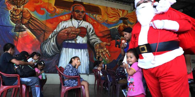 AME6871. SAN SALVADOR (EL SALVADOR), 30/12/2023.- Un Papá Noel entretiene hoy a un grupo de niños durante una celebración navideña para hijos de detenidos durante el régimen de excepción, en San Salvador (El Salvador). El Movimiento de Víctimas del Régimen (Movir) entregó el sábado juguetes a más de un centenar de hijos de personas detenidas bajo el régimen de excepción en El Salvador y de quienes han denunciado que fueron arrestadas arbitrariamente. EFE/MIGUEL LEMUS