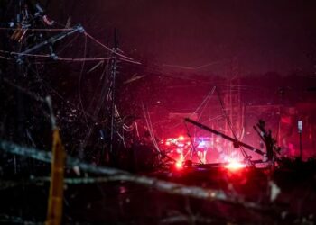 Se ven daños causados ​​por el clima severo y un aparente tornado en Nesbitt Lane en el área de Madison en Nashville, Tennessee, el sábado 9 de diciembre de 2023 por la noche. (Andrew Nelles/The Tennessean vía AP)