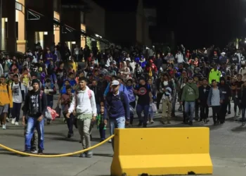 Migrantes de diferentes nacionalidades salen de la Gran Central Metropolitana hoy, en la
ciudad San Pedro Sula al norte de Honduras. EFE José Valle