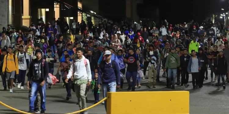 Migrantes de diferentes nacionalidades salen de la Gran Central Metropolitana hoy, en la
ciudad San Pedro Sula al norte de Honduras. EFE José Valle