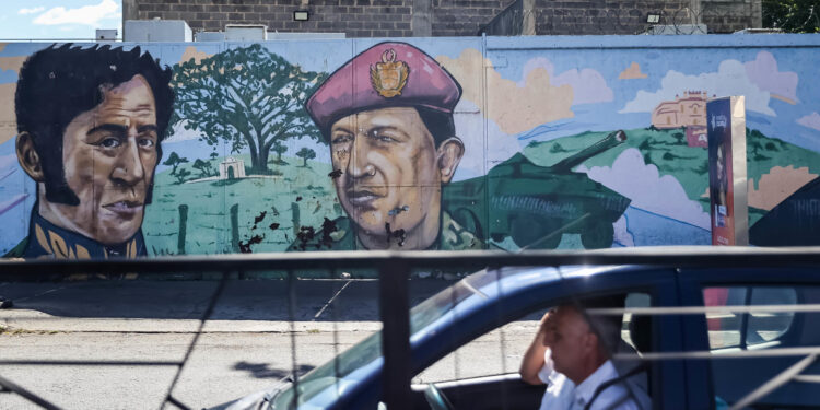 AME1448. CARACAS (VENEZUELA), 23/01/2024.- Fotografía de un mural alusivo a las misiones sociales financiadas por el gobierno nacional, el 18 de enero de 2024, en Caracas (Venezuela). El mandatario de Venezuela, Nicolás Maduro, ha prometido nuevas misiones para este año -cuando el país celebrará elecciones presidenciales-, un anuncio que analistas ven como una estrategia ya conocida del chavismo que, como en el pasado, usa estos programas de ayuda social como "brazo político" para recobrar fuerzas antes de medirse en las urnas. EFE/ Miguel Gutiérrez