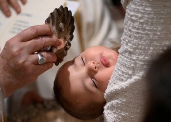 El Papa Francisco bautiza a un bebé durante una misa en la Capilla Sixtina