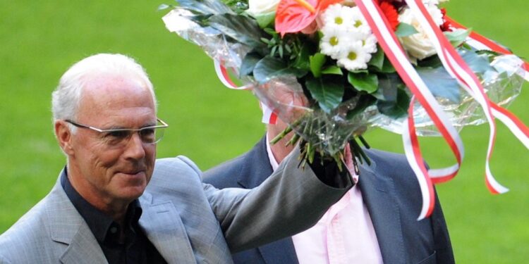 Munich (Germany), 11/09/2010.- (FILE) A file picture of former German soccer player and coach, Franz Beckenbauer, waving a flower bouquet on his 65th Birthday before the German Bundeliga match Bayern Munich vs. Werder Bremen in the Allianz arena in Munich, Germany, 11 September 2010, re-issued 08 January 2024. Beckenbauer passed away on 07 January 2024 aged 78, as his family confirmed on 08 January. (Alemania) EFE/EPA/TOBIAS HASE GERMANY OUT *** Local Caption *** 02329300