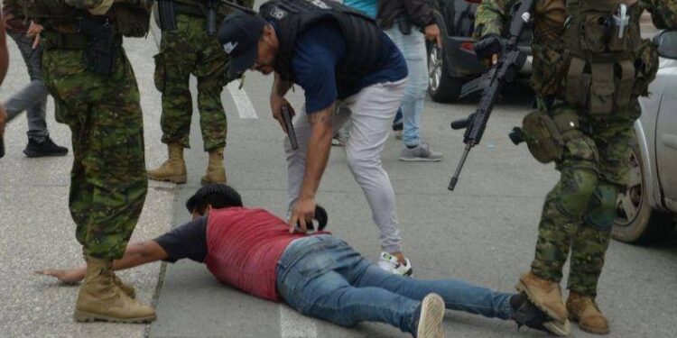 La policía arrestó a varios hombres armados después de que el presidente de Ecuador declarara un "conflicto armado interno".( GETTY IMAGES )