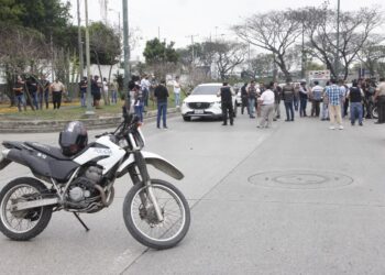 AME533. GUAYAQUIL (ECUADOR), 17/01/2024.- Policías investigan el vehículo con impactos de bala en el que se encontraba el fiscal César Suárez al ser asesinado, hoy en una zona al norte de Guayaquil (Ecuador). El fiscal ecuatoriano que investigaba el asalto de un grupo armado a un canal de televisión en Guayaquil fue asesinado este miércoles a tiros en medio del "conflicto armado interno", decretado por el Gobierno de Ecuador para atajar la espiral de violencia desatada la semana pasada por grupos del crimen organizado. EFE/Jonathan Miranda