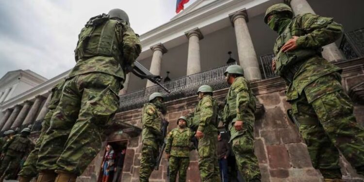 Soldados ecuatorianos patrullan en los alrededores del Palacio de Carondelet hoy, en Quito (Ecuador).